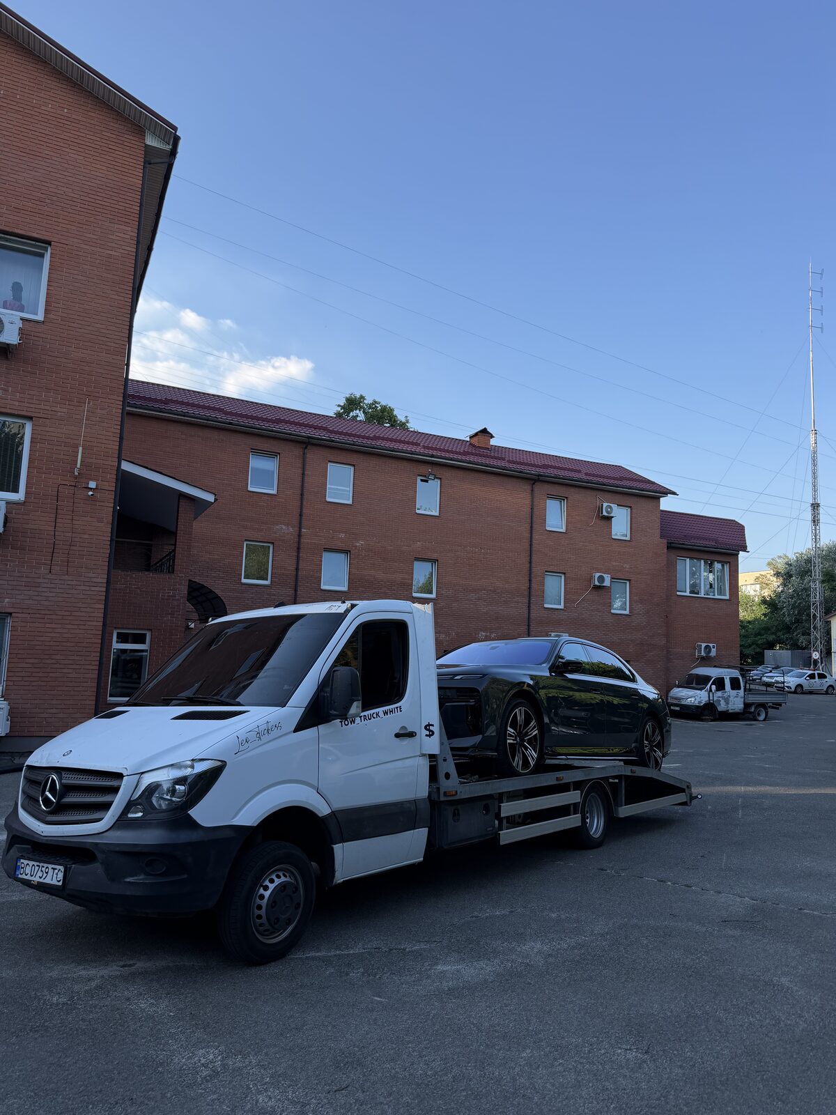 Транспортування спортивного заниженого авто з подовженими трапами