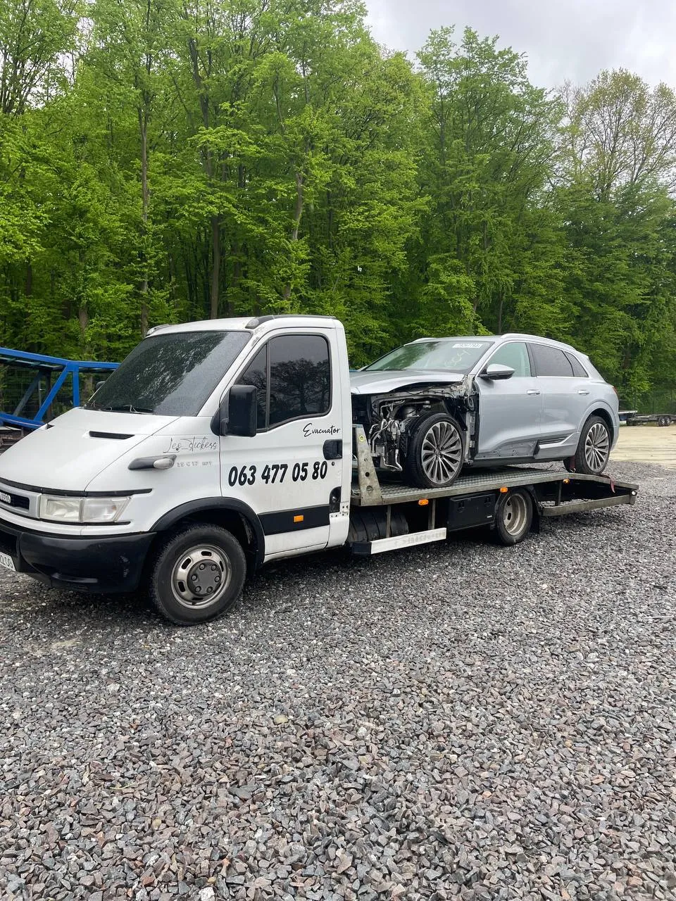 Tow Truck White у роботі