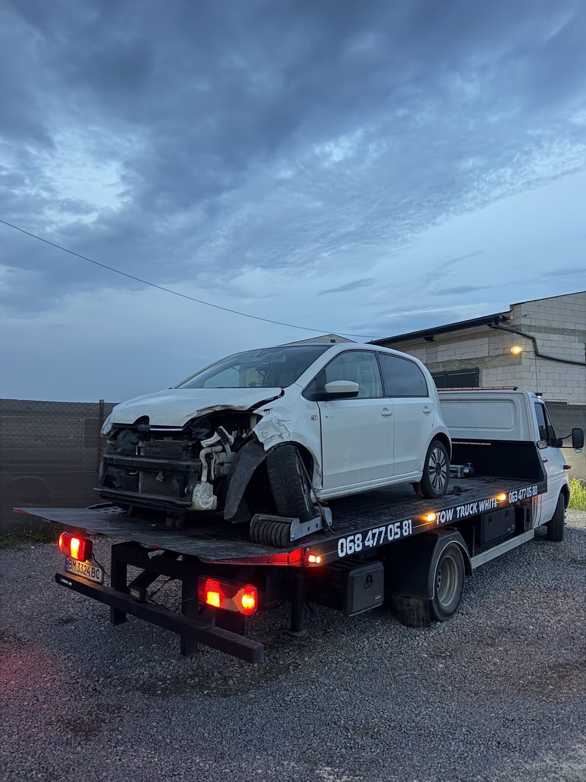 Позашляховик Land Rover на платформі евакуатора Tow Truck White
