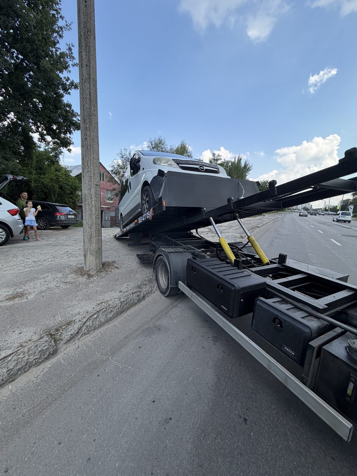 Витягування авто з кювету на дорозі Львівщини