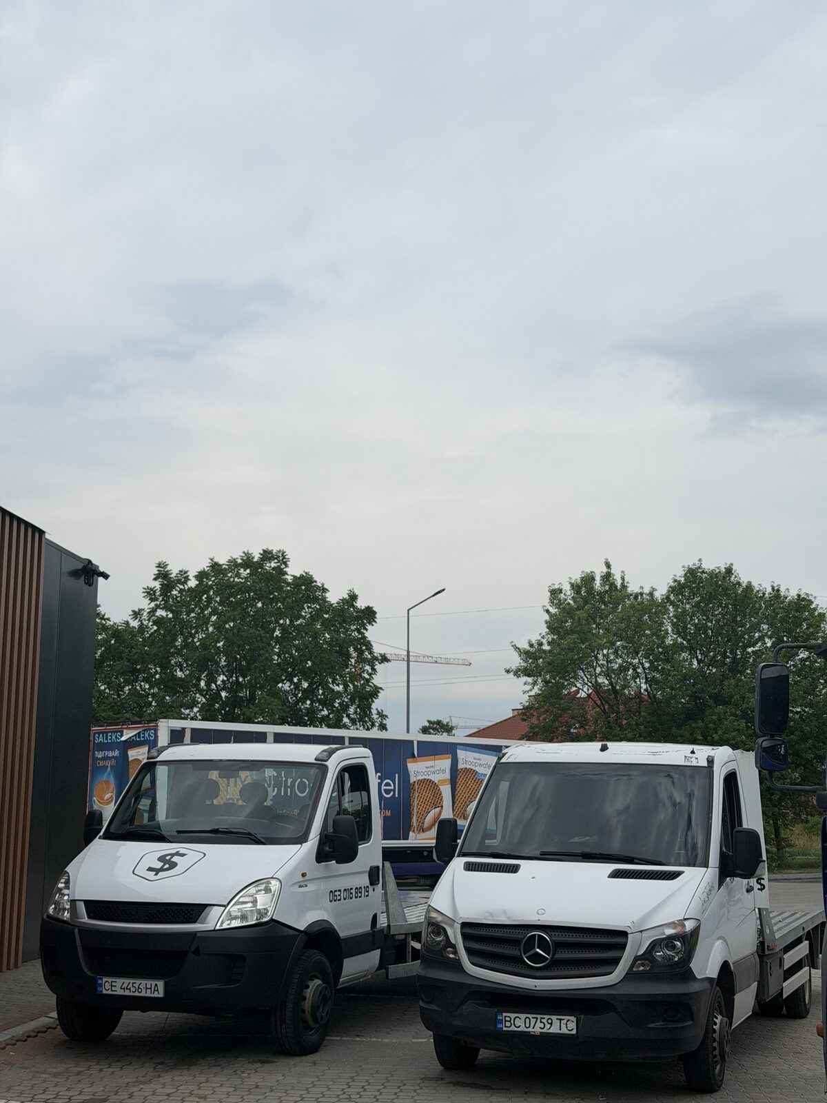 Евакуатор Tow Truck White у нічному Львові