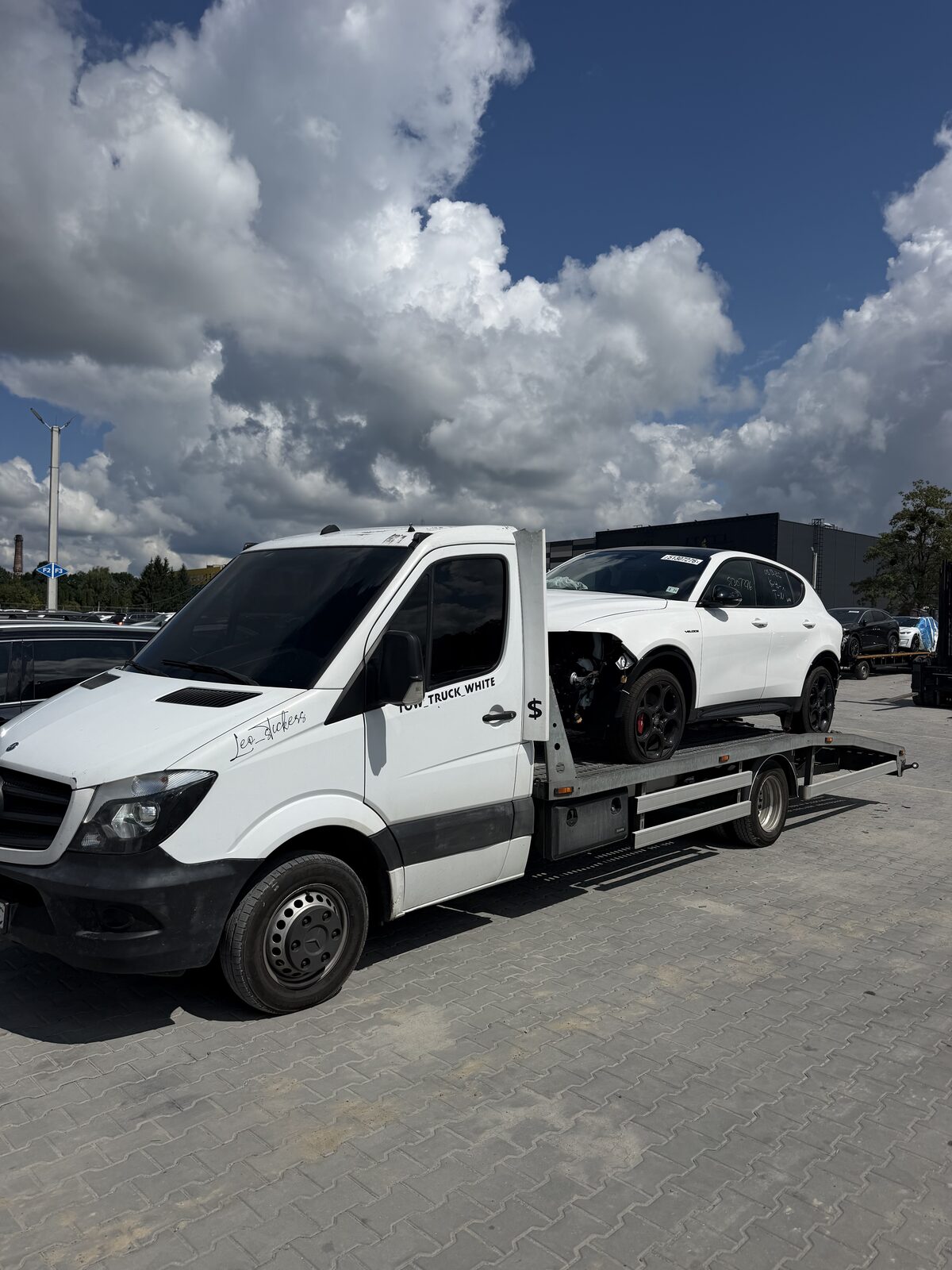Евакуатор Tow Truck White у роботі