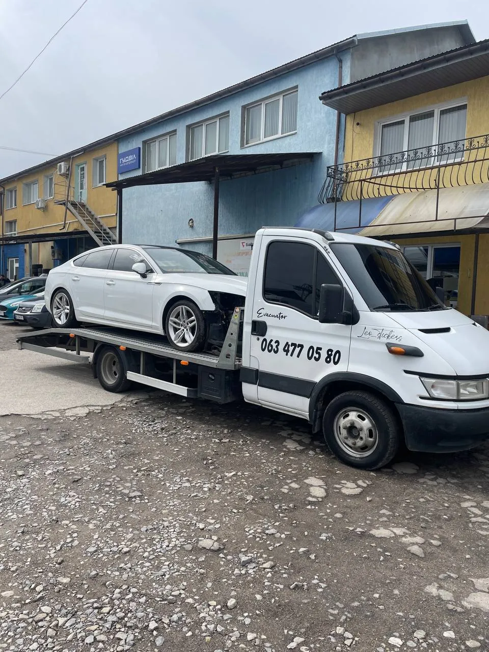 Tow Truck White у роботі