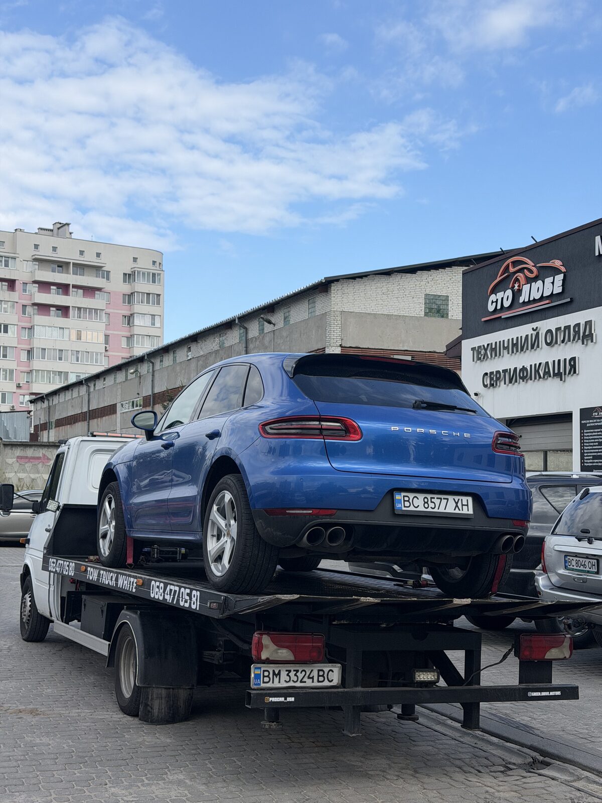Евакуатор Tow Truck White допомагає водію на дорозі
